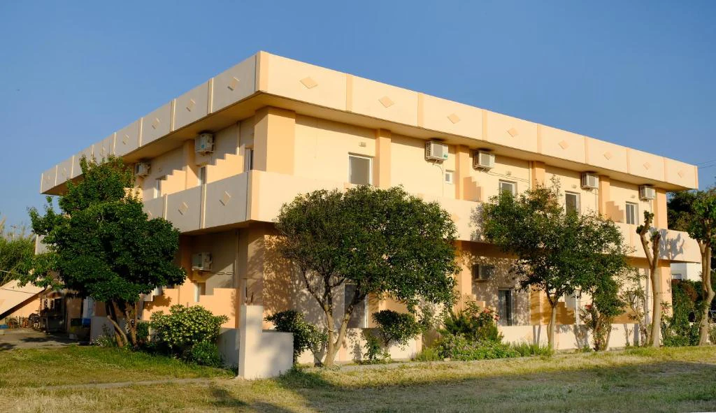 Gebäude und Garten von Athina Rooms in Missiria